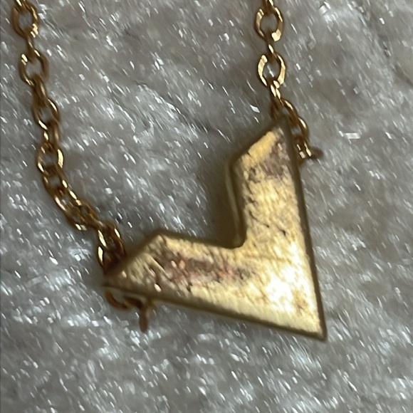 Louis Vuitton Essential V Bracelet - Picture 5 of 12